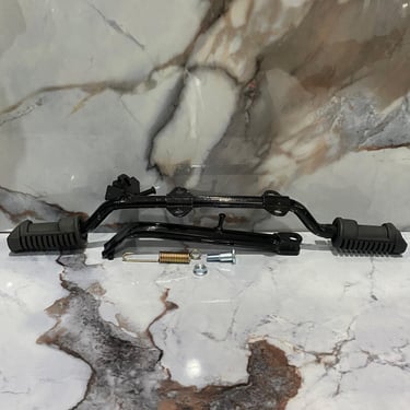 DESCANSAPIE DELANTERO ZS 150 / CGL 125 COMPLETO