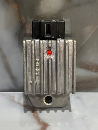 REGULADOR 1 LINEA 6V LEO